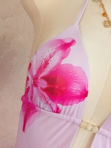 Costavie Bonvoyette 新款女士优雅浪漫粉彩两件式比基尼套装，花卉印花挂脖两件式泳衣，搭配透视网纱罩衫迷你裙，饰以粉紫色百合印花，深V领点缀象牙色/奶油色珍珠，腰部褶皱设计，可调节挂脖肩带，是热带夏季海滩度假、泳池派对和浪漫度假村之旅的完美之选，尽显海岛风情和摩登气息。 - 粉色 - 查看 6