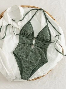Bonvoyette 都會洗鍊度假風軍綠色扇形蕾絲紋理掛脖深V鏤空腰部海星鈕扣細節後綁帶一件式泳衣，夏季度假遊艇拍照、慵懶氛圍、青春外型、隨興優雅、小眾出片穿搭、優雅慵懶氛圍、質感造型、慵懶度假氛圍、洗鍊優雅、海灘穿搭、極簡氛圍 - 綠色 - 查看 7
