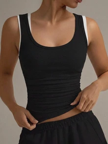 YARNWELL 女款性感運動風無袖U領修身背心，側乳遮蓋設計，春夏新款內搭打底上衣 - 黑色 - 查看 10