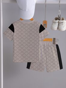 SHEIN Playful Pals 1 套男婴服装，全身几何图案印花，“KING”字母装饰，短袖 T 恤和短裤，日常休闲，春夏时尚之选 - 彩色 - 查看 2
