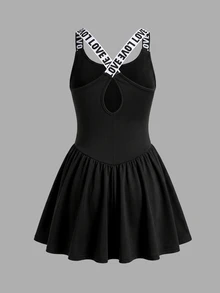 SHEIN 青少年女孩針織黑色拼接英文字母貼帶交叉肩帶休閒運動風連衣裙附內搭打底褲 - 黑色 - 查看 7