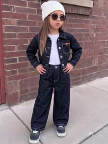 SHEIN Genkimix Kids 2件套女童深藍色水洗牛仔領長袖夾克與寬鬆長褲，精緻日常穿著，附棕色皮革貼布，學院風，適合返校季 - 深色水洗藍 - 查看 2