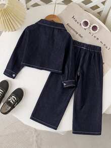 SHEIN Genkimix Kids 2件套女童深藍色水洗牛仔領長袖夾克與寬鬆長褲，精緻日常穿著，附棕色皮革貼布，學院風，適合返校季 - 深色水洗藍 - 查看 7