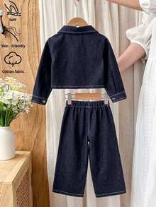 SHEIN Genkimix Kids 2件套女童深藍色水洗牛仔領長袖夾克與寬鬆長褲，精緻日常穿著，附棕色皮革貼布，學院風，適合返校季 - 深色水洗藍 - 查看 3