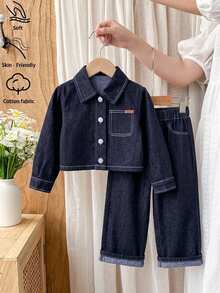 SHEIN Genkimix Kids 2件套女童深藍色水洗牛仔領長袖夾克與寬鬆長褲，精緻日常穿著，附棕色皮革貼布，學院風，適合返校季 - 深色水洗藍 - 查看 4