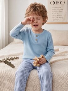 SHEIN Vintaside Kids 男童 2 件組羅紋針織亨利領睡衣套裝，長袖鈕扣上衣與格紋鬆緊腰長褲，柔軟舒適居家服 - 淺藍色 - 查看 8