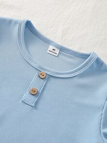 SHEIN Vintaside Kids 男童 2 件組羅紋針織亨利領睡衣套裝，長袖鈕扣上衣與格紋鬆緊腰長褲，柔軟舒適居家服 - 淺藍色 - 查看 4