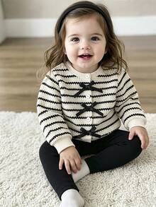 SHEIN 女嬰幼兒新生兒 0-3 歲秋冬時尚針織毛絨羅紋 3D 蝴蝶結開襟外套 + 緊身長褲套裝，外穿套裝 - 黑與白 - 查看 3