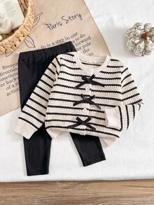 SHEIN 女嬰幼兒新生兒 0-3 歲秋冬時尚針織毛絨羅紋 3D 蝴蝶結開襟外套 + 緊身長褲套裝，外穿套裝 - 黑與白 - 查看 4