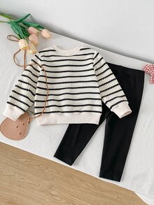 SHEIN 女嬰幼兒新生兒 0-3 歲秋冬時尚針織毛絨羅紋 3D 蝴蝶結開襟外套 + 緊身長褲套裝，外穿套裝 - 黑與白 - 查看 2