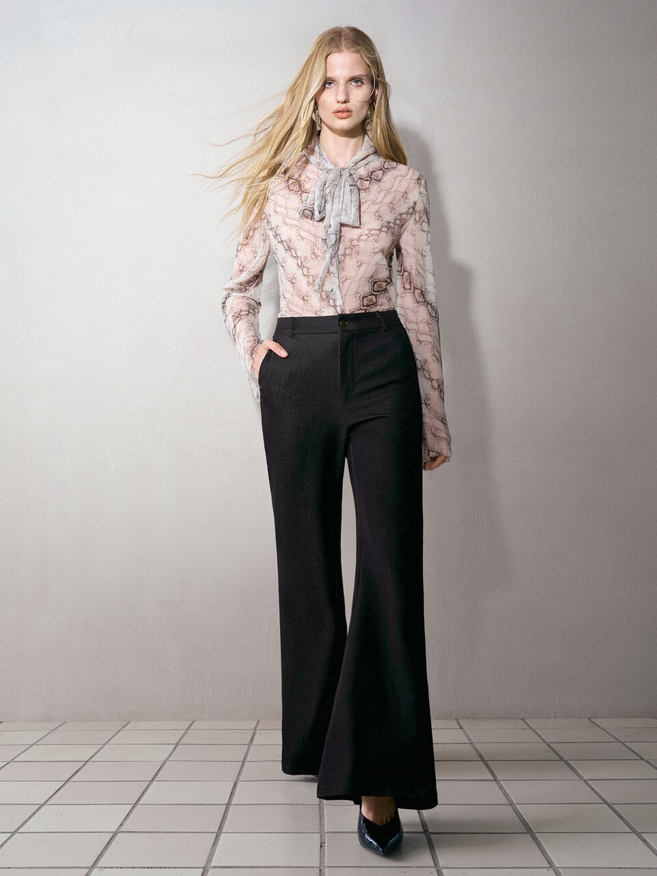MOTF WOMEN'S SOLID COLOR ELASTIC WAIST FLARE PANTS