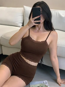 DAZY 性感蕾絲拼接短版背心與超短褲女款兩件式睡衣套裝 - 棕色 - 查看 5