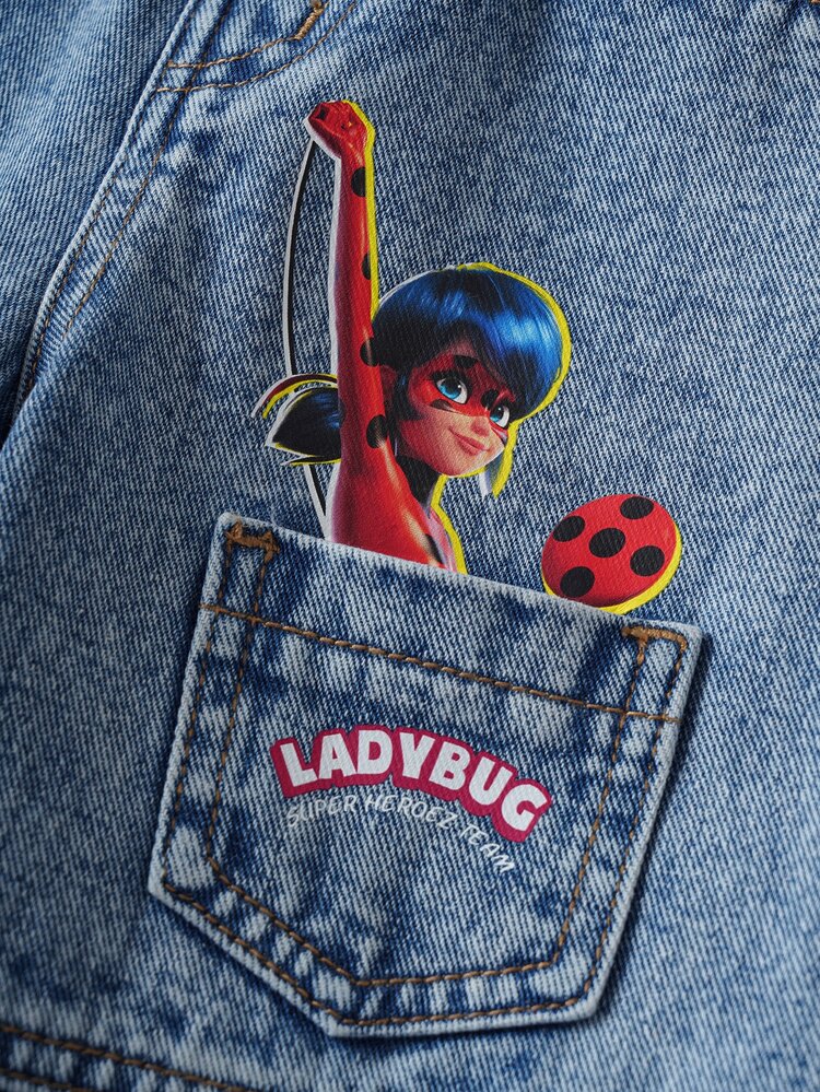 Miraculous Ladybug X SHEIN بنطلون جينز أنيق مطبوع عليه رسوم كرتونية لفتاة صغيرة مع جيب وأزرار - الأزرق - مشاهدة 5
