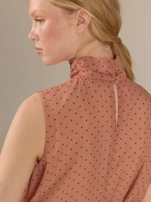 KÆRIA Hus 垂墜掛脖雪紡上衣 粉色波點 柔美流暢 適合通勤穿搭 - 彩色 - 查看 6