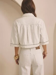 Aralina 女款白色鉚釘短版夾克，鈕扣前開襟，短袖休閒外出上衣，適合音樂節、度假、夏秋冬季，牛仔女孩風可愛上衣 - 白色 - 查看 2