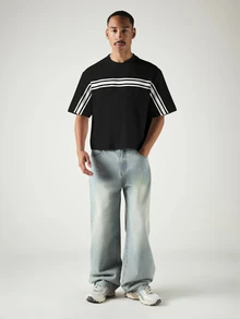 SUMWON Kaos lengan pendek model boxy dengan kerah bulat dan garis horizontal putih tebal di bagian dada, streetwear klasik, penting untuk musim panas, dengan bahu yang jatuh. - Hitam - View 4