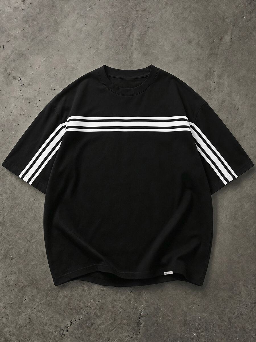 SUMWON Kaos lengan pendek model boxy dengan kerah bulat dan garis horizontal putih tebal di bagian dada, streetwear klasik, penting untuk musim panas, dengan bahu yang jatuh. - Hitam - View 1