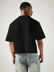 SUMWON Kaos lengan pendek model boxy dengan kerah bulat dan garis horizontal putih tebal di bagian dada, streetwear klasik, penting untuk musim panas, dengan bahu yang jatuh. - Hitam - View 3