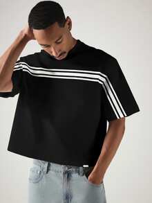 SUMWON Kaos lengan pendek model boxy dengan kerah bulat dan garis horizontal putih tebal di bagian dada, streetwear klasik, penting untuk musim panas, dengan bahu yang jatuh. - Hitam - View 2