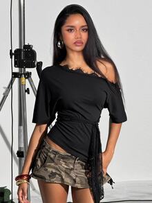 Vadaroq Camiseta de mujer de unicolor con encaje de contraste, hombro asimétrico y nudo lateral en la cintura - Negro - Ver 5