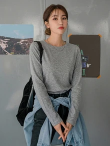 DAZY 女款極簡純色圓領長袖T恤，適合日常穿著，秋季款 - 深灰色 - 查看 2