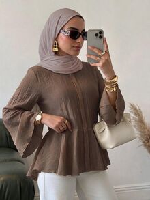 Solavon بلوزة نسائية بلون موحد بأكمام جرسية وفتحة صدر أحادية وكشكشة عند الحافة - قهوة بني - مشاهدة 4
