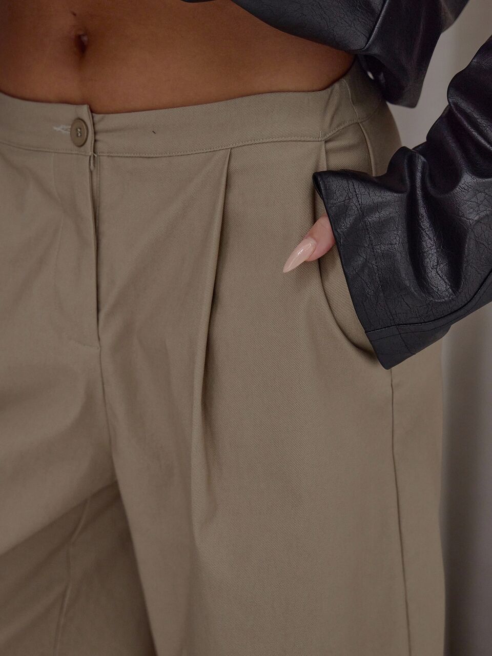 Pantacourt Capri Beige Oversize à Taille Basse et Plis