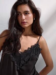Maija 女款黑色對比蕾絲上衣，優雅時尚V領可調節細肩帶夏季上衣，商務休閒夜晚外穿 - 黑色 - 查看 4