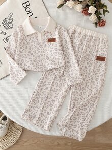 Genkimix Kids (Young Girl) 豹紋 Polo 領長袖寬腿褲 2 件套，上衣為灰色豹紋搭配米白色半開 V 領設計；下身為同款豹紋寬腿長褲搭配米黃色鬆緊腰頭。適合日常上學、郊外出遊、購物、觀光、戶外拍照等場合，春秋穿搭。 - 卡其色 - 查看 4