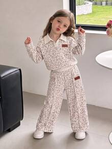 Genkimix Kids (Young Girl) 豹紋 Polo 領長袖寬腿褲 2 件套，上衣為灰色豹紋搭配米白色半開 V 領設計；下身為同款豹紋寬腿長褲搭配米黃色鬆緊腰頭。適合日常上學、郊外出遊、購物、觀光、戶外拍照等場合，春秋穿搭。 - 卡其色 - 查看 1