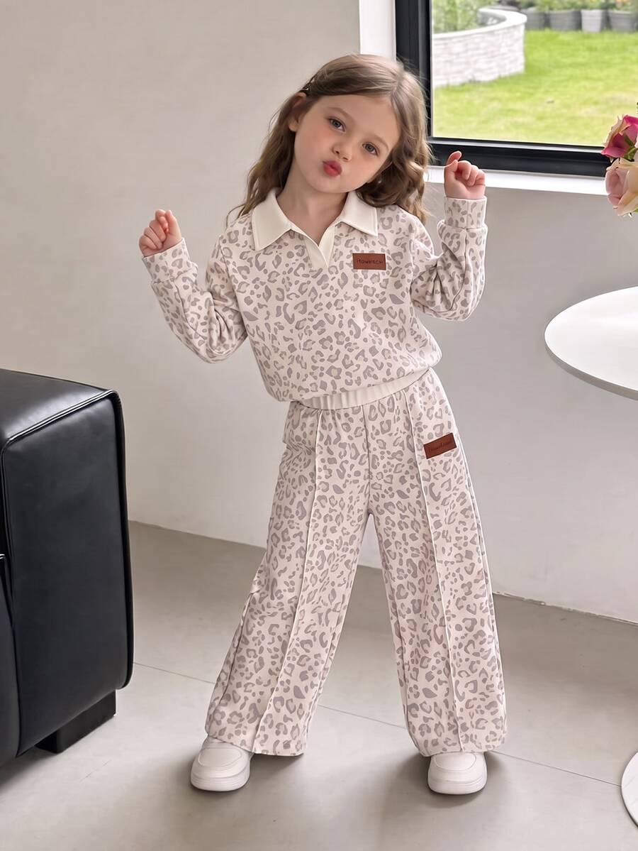 Genkimix Kids (Young Girl) 豹紋 Polo 領長袖寬腿褲 2 件套,上衣為灰色豹紋搭配米白色半開 V 領設計;下身為同款豹紋寬腿長褲搭配米黃色鬆緊腰頭。適合日常上學、郊外出遊、購物、觀光、戶外拍照等場合,春秋穿搭。 - 卡其色 - 查看 1