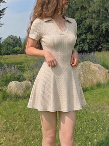 SHEIN MOD 復古法式米色荷葉領針織迷你洋裝－學院風、70年代、休閒舒適、通勤早午餐、日間夏季、萬聖節、校園 - 卡其色 - 查看 4
