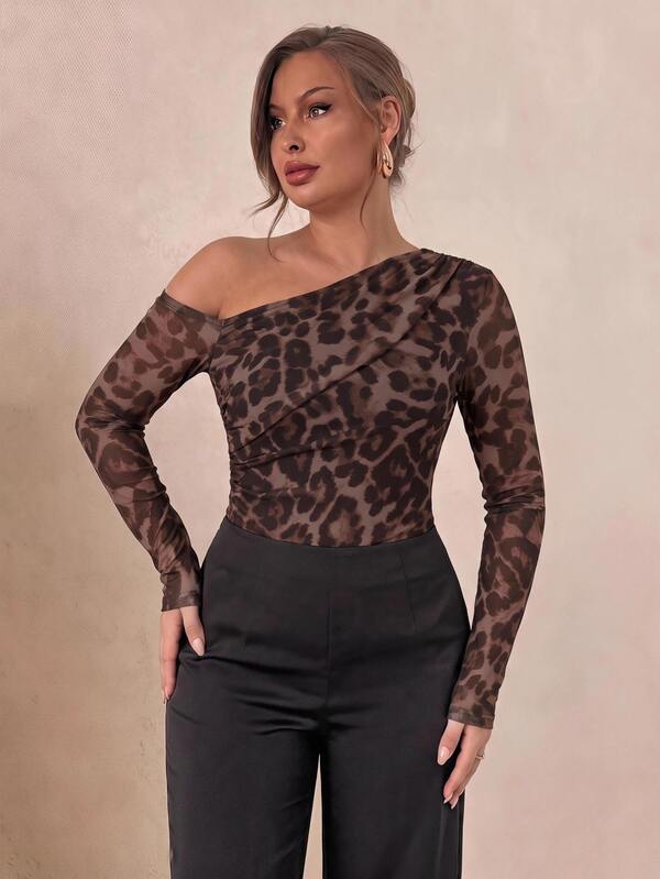 GlowEve CURVE Body de manga larga con hombros recortados y estampado de leopardo en malla para mujer de talla grande