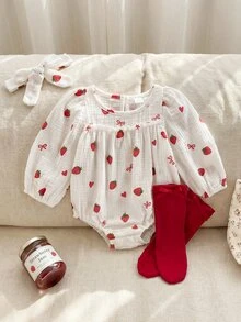 SHEIN Playful Pals 女嬰白色紅草莓蝴蝶結愛心印花圓領長袖開襠褲 + 襪子 + 頭帶 可愛秋季周歲生日套裝 - 紅白色 - 查看 4
