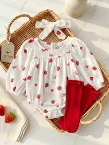 SHEIN Playful Pals 女嬰白色紅草莓蝴蝶結愛心印花圓領長袖開襠褲 + 襪子 + 頭帶 可愛秋季周歲生日套裝 - 紅白色 - 查看 10