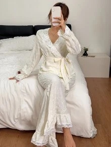 Napfluff طقم بيجامة نسائي بأسلوب ملكي بلون موحد وياقة على شكل حرف V مع حواف متباينة وأزرار أمامية وأكمام طويلة وبنطال - لون مشمشي - مشاهدة 4