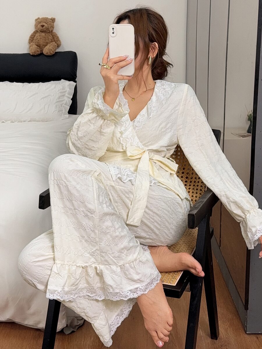 Napfluff طقم بيجامة نسائي بأسلوب ملكي بلون موحد وياقة على شكل حرف V مع حواف متباينة وأزرار أمامية وأكمام طويلة وبنطال - لون مشمشي - مشاهدة 1