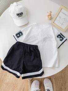 SHEIN 2入組寬鬆運動短袖T恤和短褲套裝，印有字母和數字圖案，適合年輕男孩 - 黑與白 - 查看 5