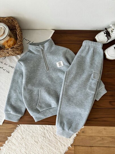 SHEIN 2pcs Tween Boy Casual Comfortable Versatile Stand Collar Half-Zip Pullover Sweatshirt With Patch Pocket Decor Contrast Color Woven Label And Loose Fit Sports Cargo Pants Set, Thermal Lined Brushed Thick Fabric, Suitable For Autumn/Winter