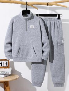 SHEIN 2件組青少年男孩休閒舒適百搭立領半拉鍊套頭運動衫，附貼袋裝飾、對比色織標，搭配寬鬆運動工裝褲，保暖內裡刷毛厚實面料，適合秋冬 - 灰色 - 查看 2