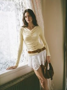 Willow Rêve 女款淡黃色修身長袖針織上衣，抽褶收腰設計，優雅浪漫秋季早午餐約會日常休閒高級感T恤 - 淡黃色 - 查看 1