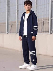 SHEIN 2件組兒童青少年男孩運動休閒日常舒適款 白色字母裝飾與白色條紋海軍藍寬鬆連帽拉鍊運動外套與長褲套裝，適合旅行、上學、日常運動，秋冬穿著 - 藏蓝色 - 查看 5
