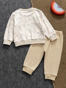 SHEIN 2件組男嬰卡通熊印花圓領長袖上衣與素色杏色長褲套裝，適合運動穿著，適合春秋季節 - 棕色 - 查看 2