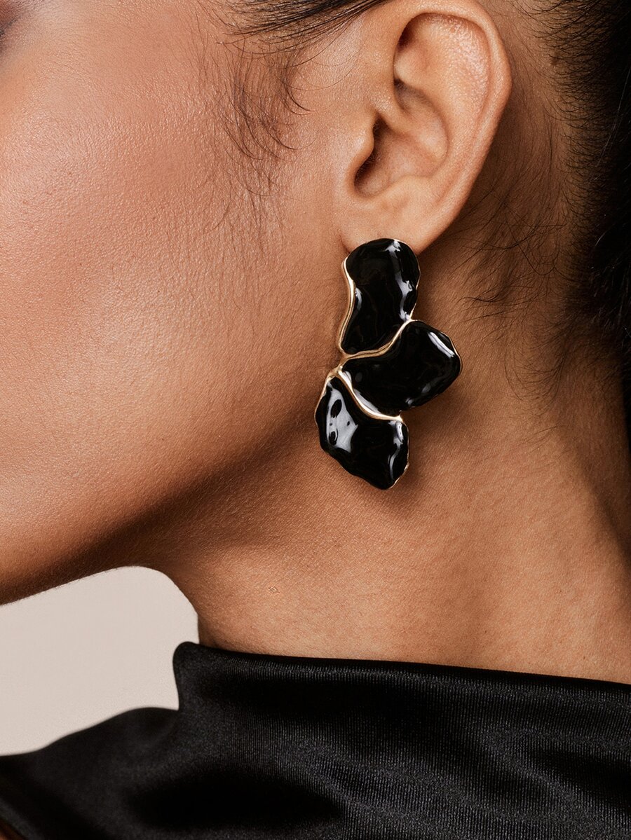 Valisandre 1 Pair Fashionable & Elegant Enameled Metal Floral Earrings - Black - View 1
