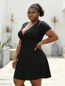 CurvyTilda 大码女式撞色蕾丝深V领系带短袖性感连衣裙 - 黑色 - 查看 3
