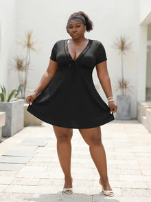 CurvyTilda 大码女式撞色蕾丝深V领系带短袖性感连衣裙 - 黑色 - 查看 4