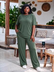 CurvyTilda 2pcs/Set Plus Size Women Army Green Casual Everyday Sommar Letter Graphic Short Sleeve T-Shirt And Pants Set,Comfy Sets Elegant - Army Green - View 1