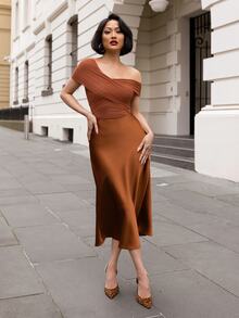 micahgianneli ASYMMETRICAL SHOULDER CRISS-CROSS RUCHED FITTED CROPPED T-SHIRT Casual - Brown - View 2