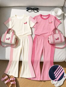 可愛復古迷你臘腸狗刺繡圖案、條紋對比色，少女休閒極簡短袖基本款T恤與休閒喇叭褲2件套，適合日常、返校、開學季，兒童校園時尚 - 彩色 - 查看 4