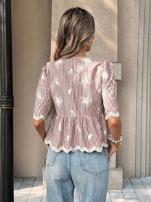 SHEIN PariChic 夏季精选：蓝色法式V领衬衫——饰有泡泡袖、蕾丝花边、精致刺绣和束腰抽绳，这款修身短款上衣轻松展现女性柔美气质。 - 紅色 - 查看 2